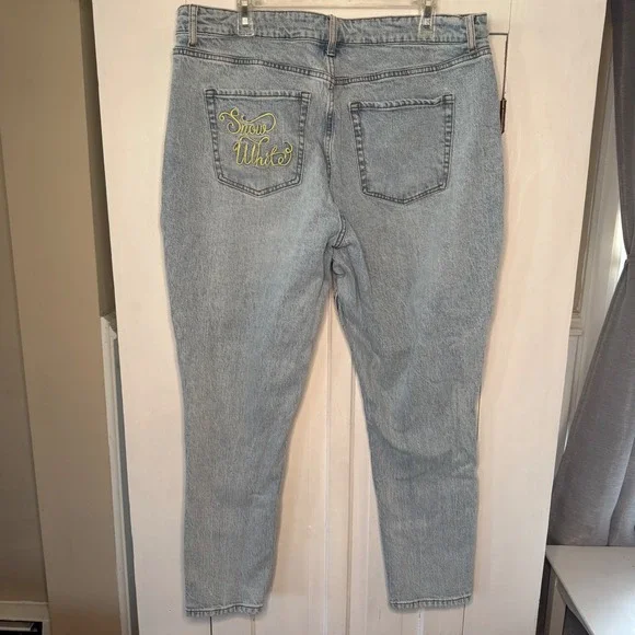 Her Universe Disney Snow White Seven Dwarfs Light Wash Denim Mom Jeans Womens 16 - Picture 4 of 9